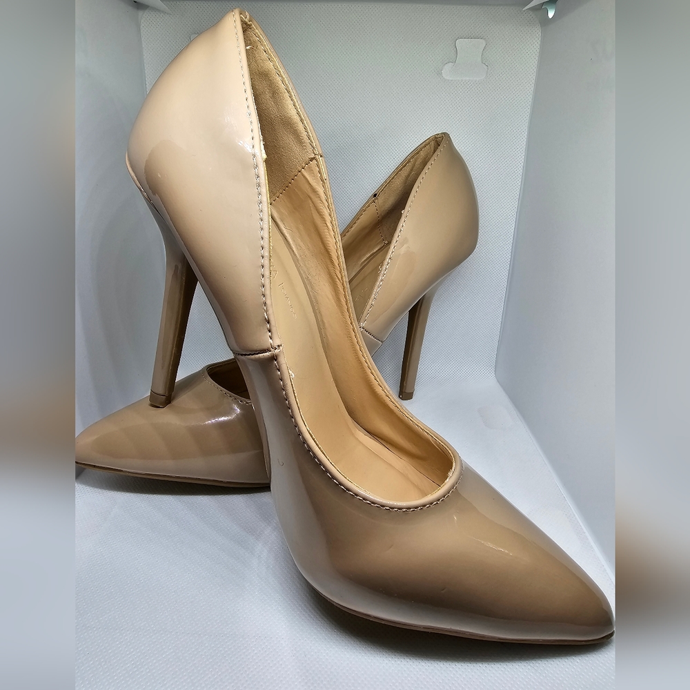 Wild Diva patent Tan Stilettos heels adorable pump